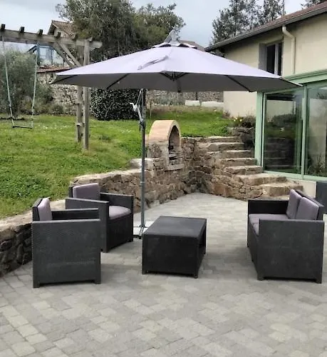 Maison De Campagne Dans Un Village De Caractere
