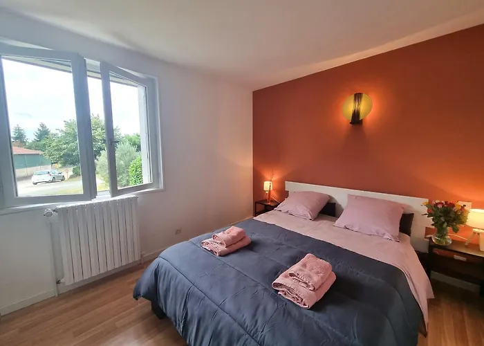 Maison De Campagne Dans Un Village De Caractere